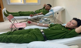Cảnh sát cơ động hiến máu giúp nữ bệnh nhân qua cơn nguy kịch
