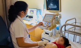 Th&#243;i quen nướng cua đ&#225; ăn, b&#233; g&#225;i 4 tuổi đồng nhiễm nhiều loại giun s&#225;n gan, phổi