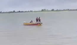 Thương tâm: Đi bắt cáy, hai mẹ con gặp nạn dưới sông