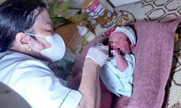 Bé trai sơ sinh bọc trong túi bóng bị bỏ rơi gần hội quán thôn