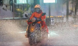 Miền Bắc mưa dông mạnh sáng nay, miền Trung nắng nóng gay gắt