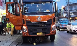 Từ việc xe tự tr&#244;i c&#225;n tử vong người chờ đ&#232;n đỏ: Dừng, đỗ &#244; t&#244; thế n&#224;o để kh&#244;ng g&#226;y họa?