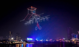 Vì sao drone bị mất kiểm soát khi trình diễn?