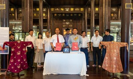 Huế tiếp nhận 2 &#225;o d&#224;i qu&#253; của Ho&#224;ng Th&#225;i hậu Từ Cung