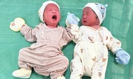Bệnh viện 354 mổ đẻ thành công cho sản phụ 52 tuổi mang thai đôi bằng IVF, bác sĩ khuyến cáo điều gì?