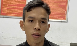 Đưa bạn g&#225;i đi uống nước, thanh ni&#234;n tranh thủ trộm cắp điện thoại ở b&#227;i biển