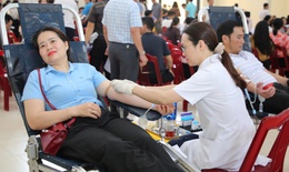 Đ&#244;ng đảo t&#236;nh nguyện vi&#234;n tham gia chương tr&#236;nh hiến m&#225;u nh&#226;n đạo ở Quảng B&#236;nh