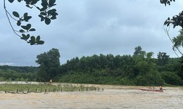 Cứu người đàn ông bị nước lũ cô lập