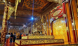 Video khống chế đối tượng đập phá ngai vua trong Đại nội Huế