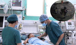 Bệnh nhi 8 tuổi ngưng tim sau 10 phút bị cuốn vào cửa cuốn
