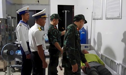 Qu&#226;n y đảo Trường Sa xuy&#234;n đ&#234;m cứu ngư d&#226;n 
