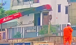 Nh&#226;n vi&#234;n điện lực tử vong thương t&#226;m khi bốc dỡ cột