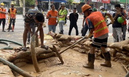 Hà Nội: Xuyên đêm xử lý, bùn vẫn phun trào trên phố Cát Linh