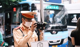 Buổi sáng giờ cao điểm, nhiều người 'giật mình' vì camera lưu động ghi hình phạt nguội