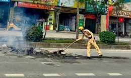 CSGT dọn dẹp đống phế liệu cháy âm ỉ giữa đường