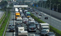 Dòng người ùn ùn trở lại Thủ đô, cửa ngõ Hà Nội ken đặc phương tiện dù vẫn còn nghỉ lễ