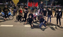 Khởi tố 17 thanh thiếu niên mang hung khí tấn công người đi đường