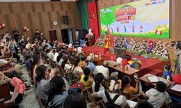 Những cô bé, cậu bé quên cơn đau, hào hứng xem ảo thuật, ca nhạc trong Tết thiếu nhi sớm