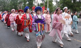 Hàng nghìn người mặc áo dài, cổ phục diễu hành chào mừng 70 năm Ngày Giải phóng Hải Phòng