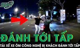 Phẫn nộ clip t&#224;i xế xe &#244;m c&#244;ng nghệ bị h&#224;nh kh&#225;ch d&#249;ng mũ bảo hiểm đ&#225;nh tới tấp tại Đ&#224; Nẵng