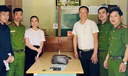 Nhặt được ví có gần nửa tỷ đồng, quyết định của quản lý nhà hàng khiến nhiều người bất ngờ