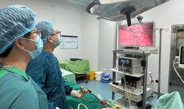 Hy hữu: Người đàn ông bị viên đá bắn thủng bụng khi đang cắt cỏ