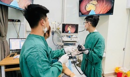 Bã thức ăn đóng cục trong dạ dày cụ bà