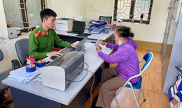 Cụ bà 77 tuổi suýt mất 200 triệu đồng sau khi nghe 'công an rởm' đọc lệnh khởi tố qua điện thoại