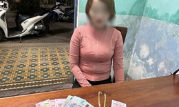 Vờ mua vàng, người phụ nữ 'cuỗm' luôn vàng