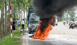 Va chạm với ô tô, người đàn ông ở Hải Dương tử vong, xe máy bất ngờ bốc cháy
