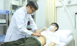 Thanh niên 19 tuổi bị teo cơ, dạ dày sa xuống vùng mào chậu, hẹp môn vị do thức khuya, nghiện game