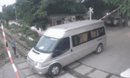 Cố t&#236;nh vượt khi barie xe 16 chỗ su&#253;t g&#226;y họa ngay trước giờ t&#224;u chạy