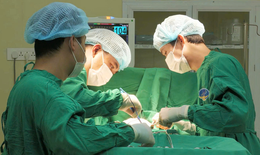 Cho ong mật đốt vú chữa ung thư, người phụ nữ phải cắt bỏ 2 vú