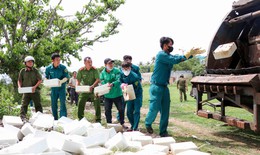 Thu gom h&#224;ng trăm vi&#234;n n&#233;n m&#224;u trắng nghi l&#224; ph&#244;i x&#224; ph&#242;ng bị vứt bỏ tr&#225;i ph&#233;p