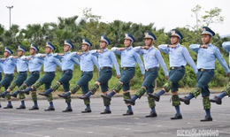 Bộ đội Phòng không - Không quân đeo tạ luyện sức bền cho lễ diễu binh 2/9