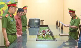 Bắt đối tượng sản xuất nhiều tấn khô gà, heo cháy tỏi... giả bán ra thị trường