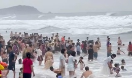 Hơn 20 người bị nước cuốn ở biển Cửa Lò