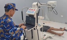 Qu&#226;n y đảo Sinh Tồn phẫu thuật cho ngư d&#226;n bị vỡ xương b&#225;nh ch&#232;