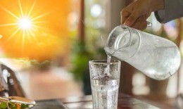 6 b&#237; quyết uống nước đ&#250;ng c&#225;ch trong m&#249;a h&#232;