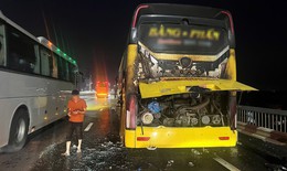 Xe khách giường nằm bốc cháy trên cầu Thăng Long, kính vỡ, khói bao trùm