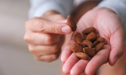 Thực phẩm gi&#250;p t&#243;c khỏe v&#224; d&#224;y hơn từ b&#234;n trong