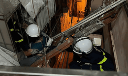 Cảnh s&#225;t H&#224; Nội cắt cửa, d&#249;ng thang d&#226;y giải cứu người phụ nữ lớn tuổi mắc kẹt