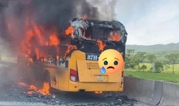 Cháy xe khách trên cao tốc, toàn bộ hành khách thoát nạn