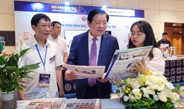 Báo Sức khỏe và Đời sống vinh dự đón các lãnh đạo cấp cao tham quan gian trưng bày tại Hội Báo toàn quốc 2025