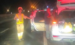 Ph&#225;t hiện t&#224;i xế h&#244;n m&#234; tr&#234;n &#244; t&#244;, CSGT kịp thời ứng cứu trong đ&#234;m