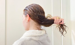 Nắng n&#243;ng khiến t&#243;c nhanh bết v&#224; c&#243; m&#249;i, khắc phục thế n&#224;o?