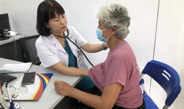 Người d&#226;n đi kh&#225;m bệnh chỉ cần mang điện thoại hoặc căn cước c&#244;ng d&#226;n