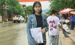Cha qua đời trước ngày thi vài tiếng, nữ sinh đeo khăn trắng đi thi khiến ai cũng nghẹn lòng
