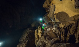 B&#237; mật trong l&#242;ng hang Va: Nơi thạch nhũ mọc từ hồ v&#224; c&#225; m&#249; tr&#250; ngụ