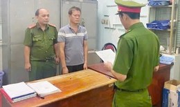 Bắt khẩn cấp đối tượng đập phá cổng nhà dân sau mâu thuẫn hát karaoke ồn ào
